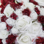 Сватбен букет за булка от нежни рози в бордо и бяло